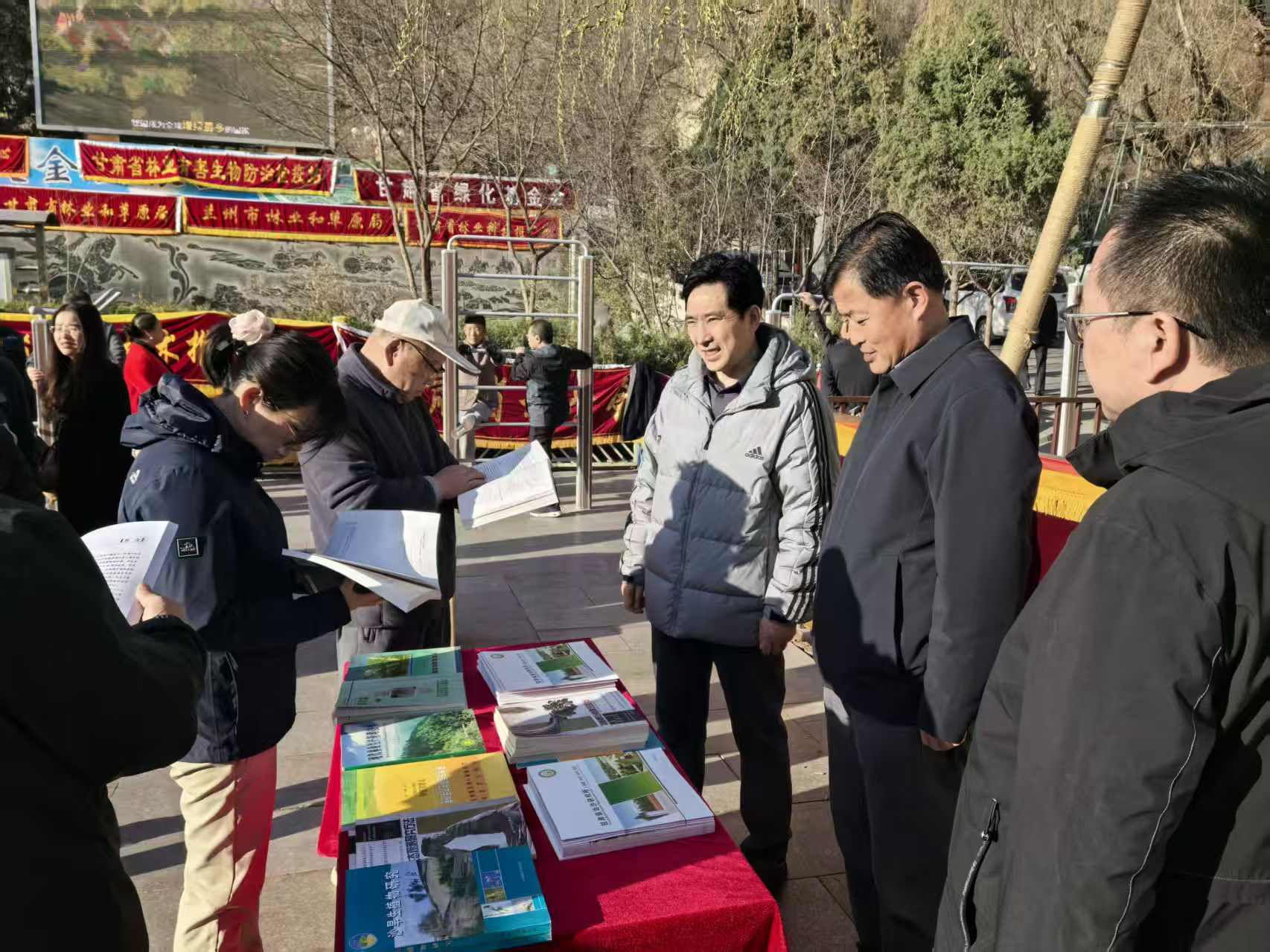 甘肃省治沙研究所积极参加2026年"3.12"全民义务植树宣传活动