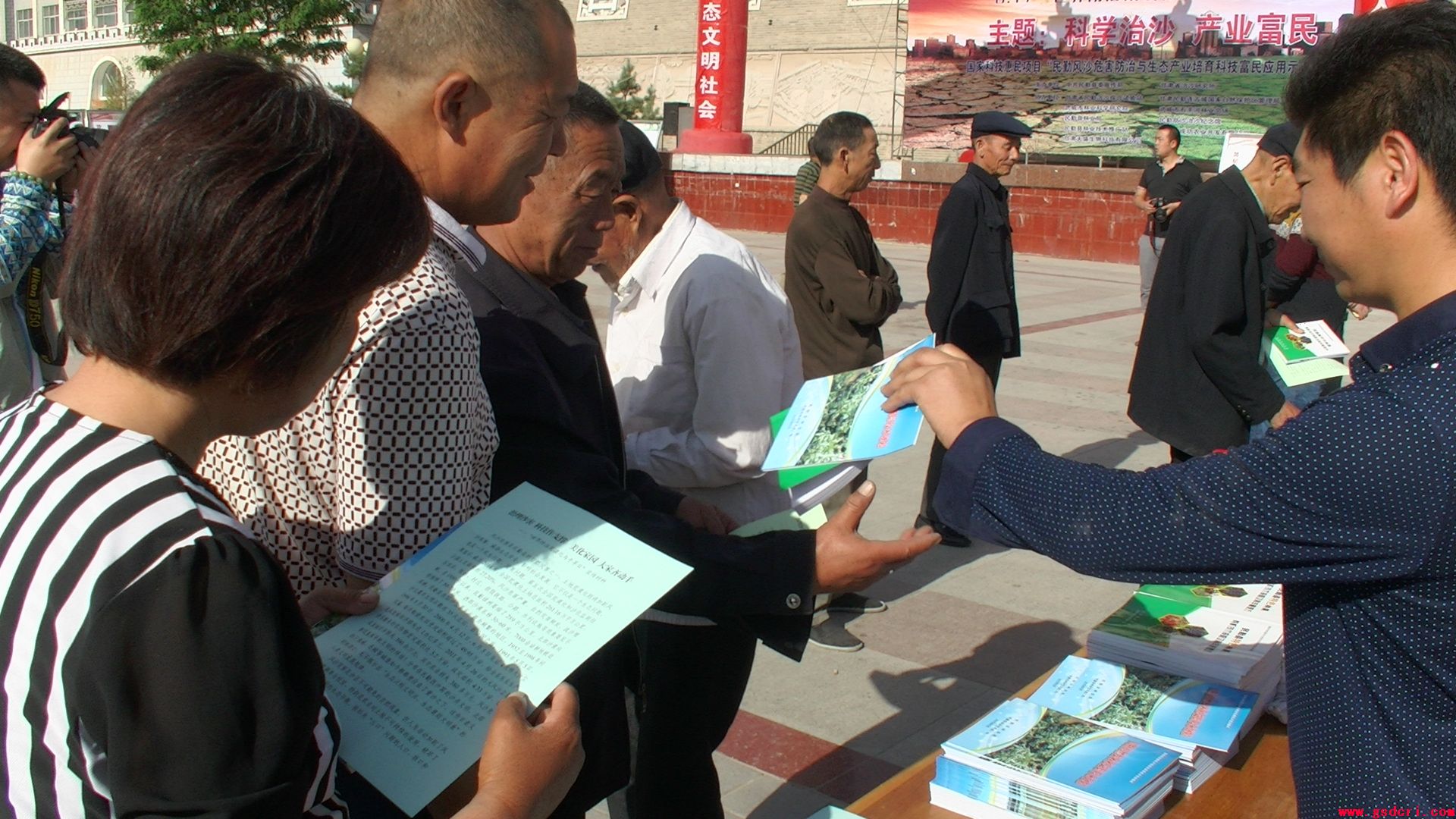 甘肃省治沙研究所开展“世界防治荒漠化和干旱日”宣传活动