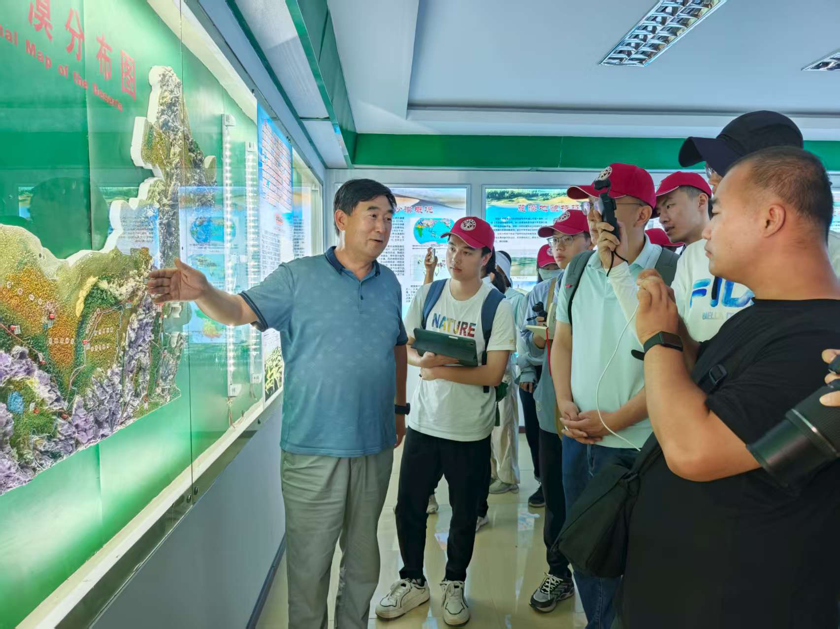 上海科技大学与中国民航大学学子走进民勤沙生植物园参观学习