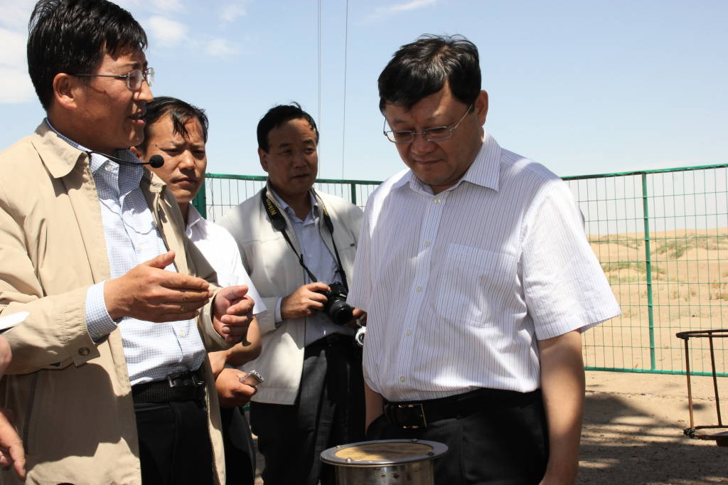 科技部王伟中副部长在甘肃省治沙研究所民勤治沙综合试验站考察指导工作