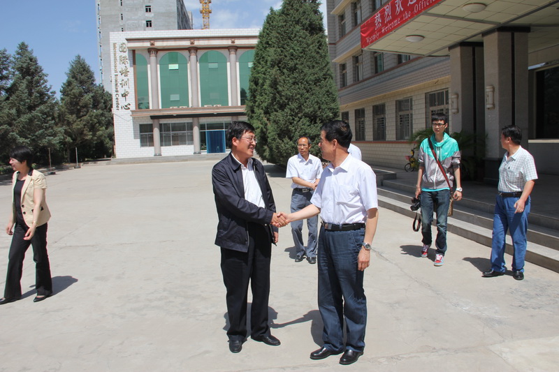 省人社厅李德福副厅长在省治沙研究所武威绿洲站考察指导工作