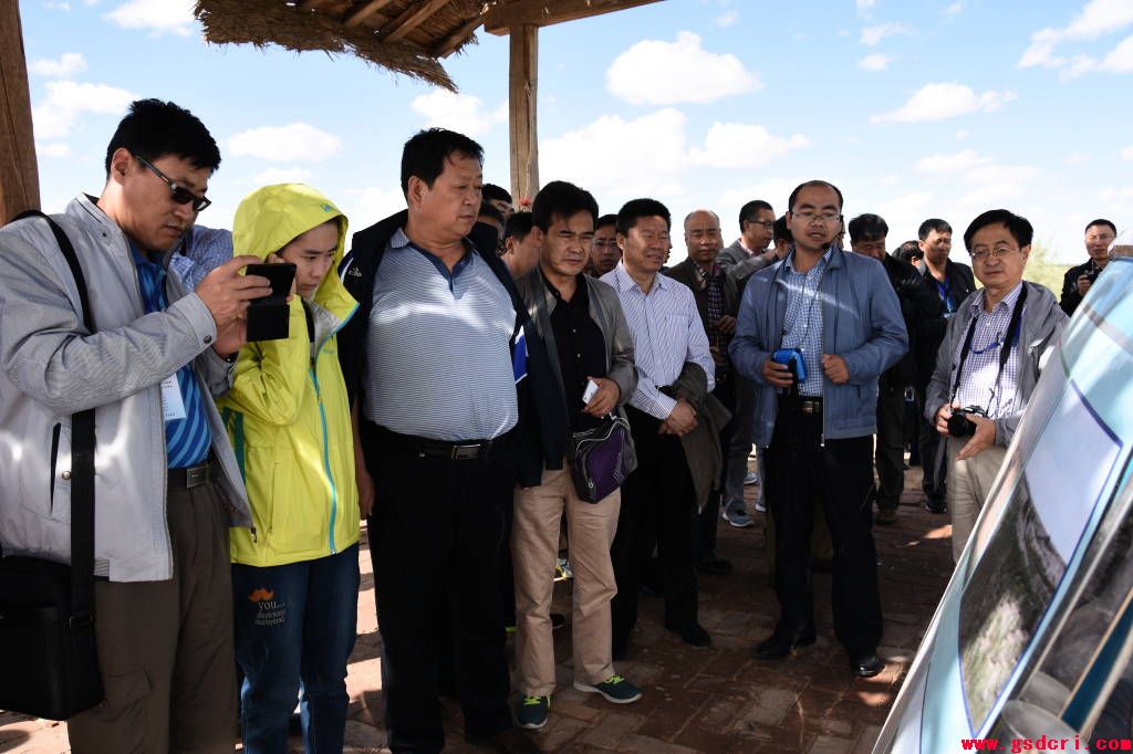 “中国北方林业和荒漠化防治国际学术研讨会”代表来民勤治沙综合试验站考察学习