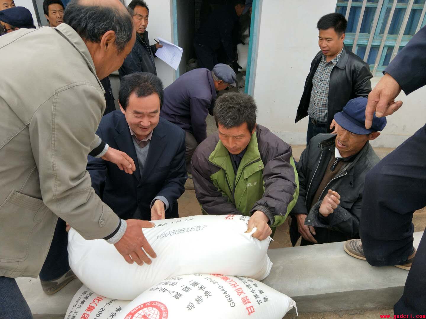 治沙研究所发放惠农物资，助力脱贫攻坚